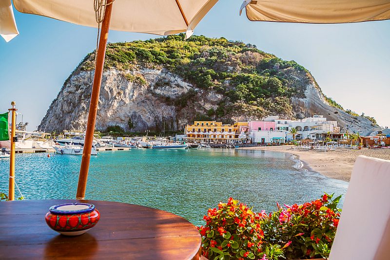 Ischia ad agosto: come trovare casa per tempo